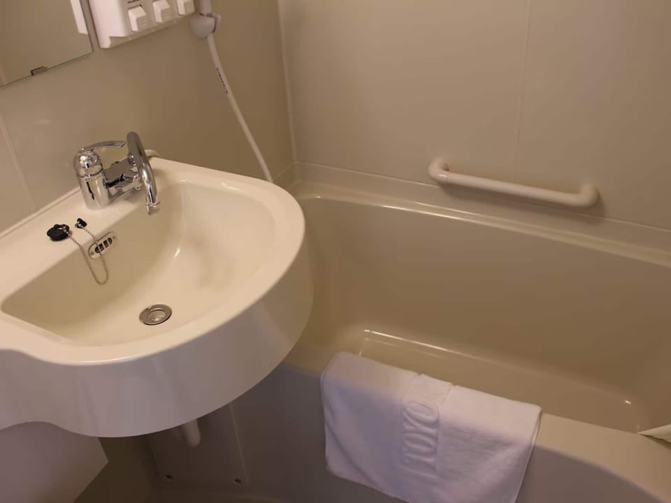 Combined shower/tub, deep soaking tub, hair dryer, slippers