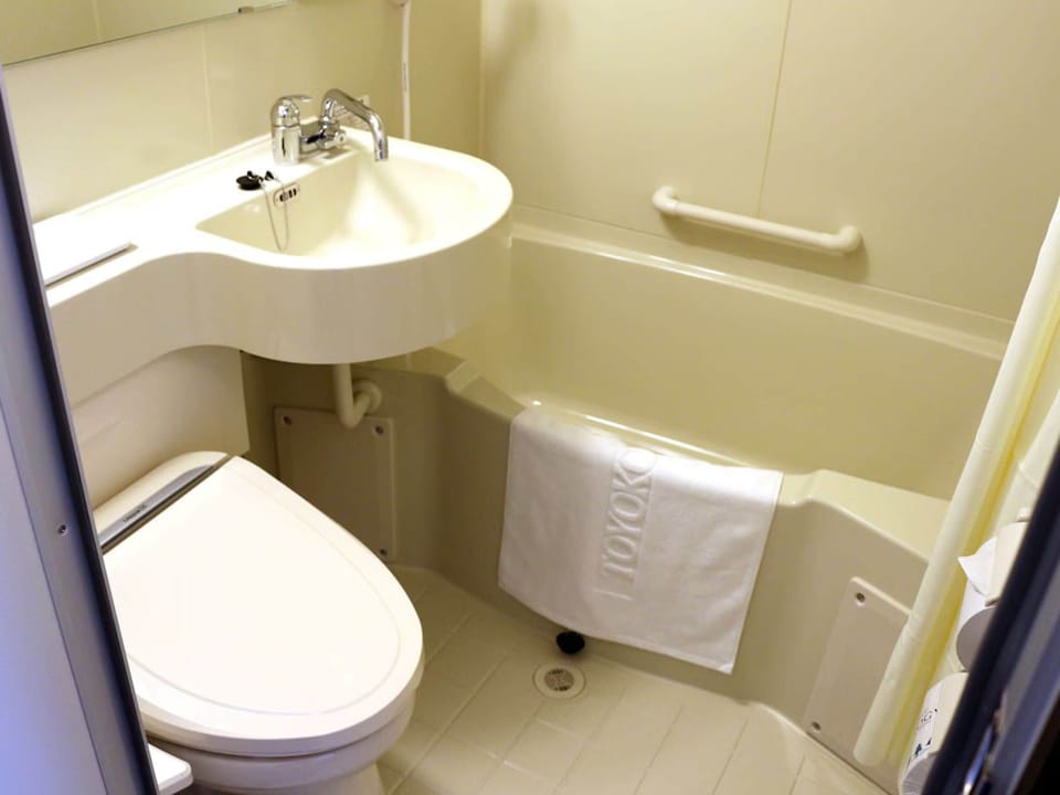 Combined shower/tub, deep soaking tub, free toiletries, hair dryer
