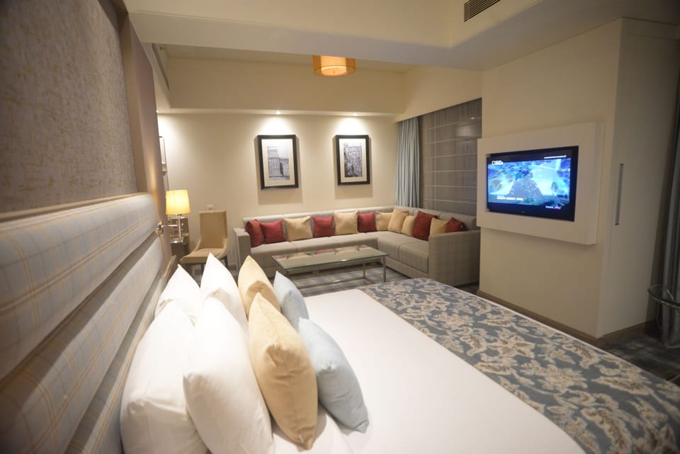 Executive Suite, 1 Double Bed, Bathtub | Minibar, in-room safe, desk, blackout drapes