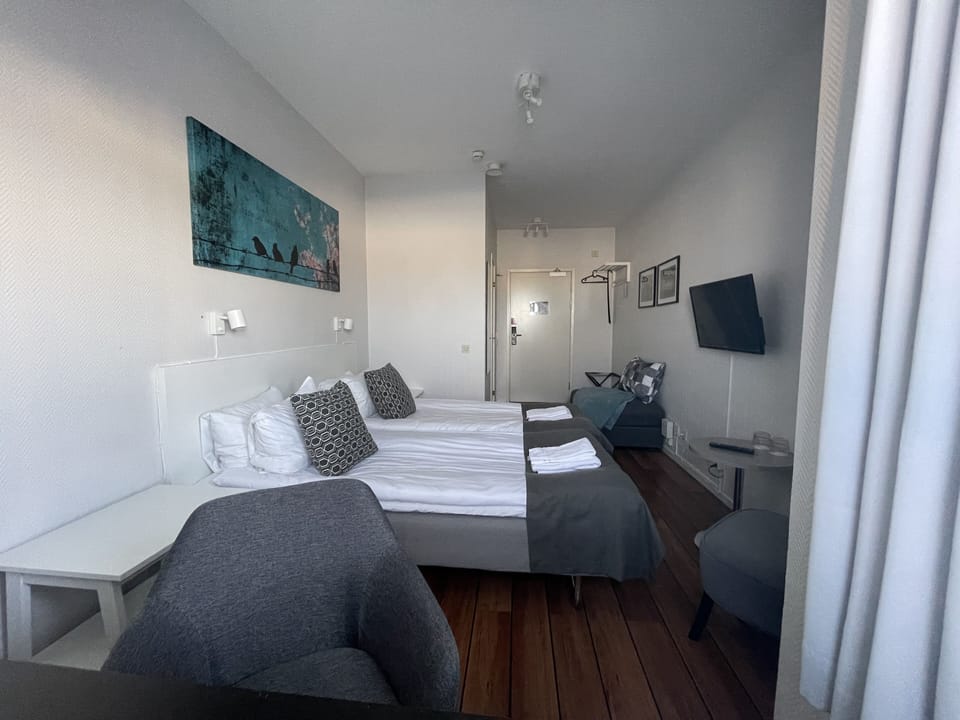 Triple Room | Desk, free cribs/infant beds, free WiFi, bed sheets