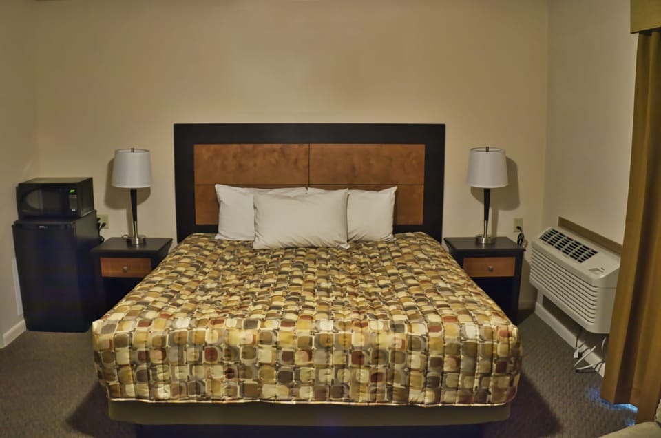 Standard Room | Desk, blackout drapes, iron/ironing board, free WiFi