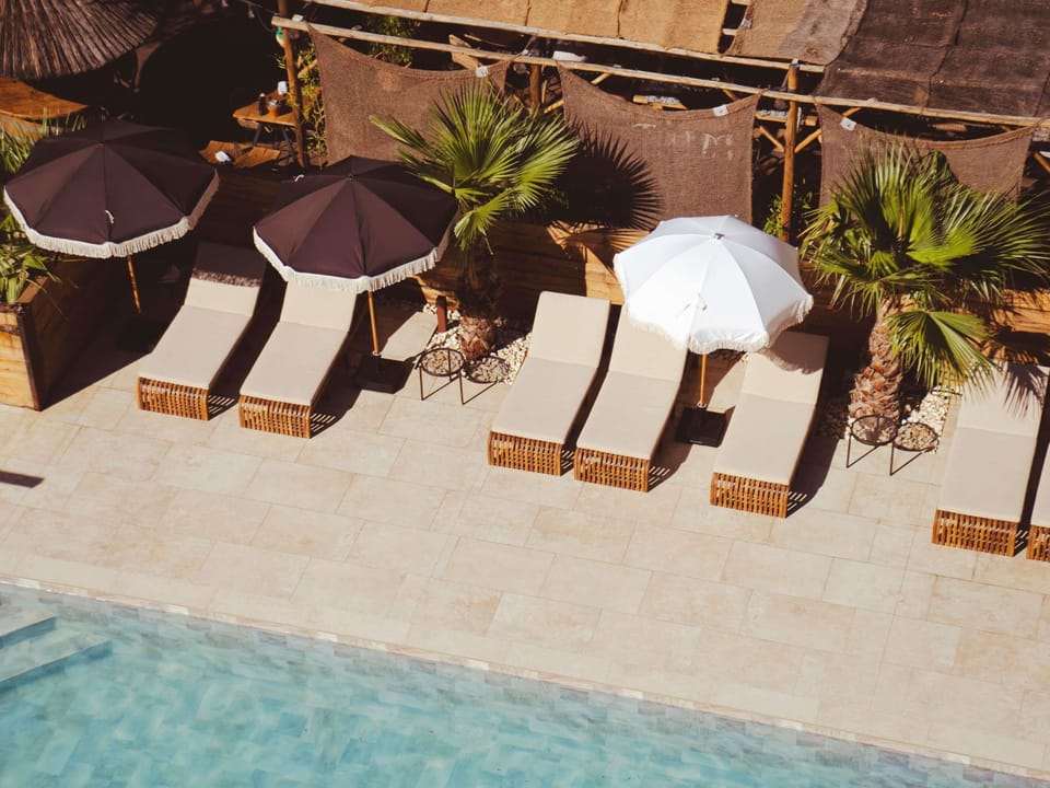 Outdoor pool, pool umbrellas, sun loungers