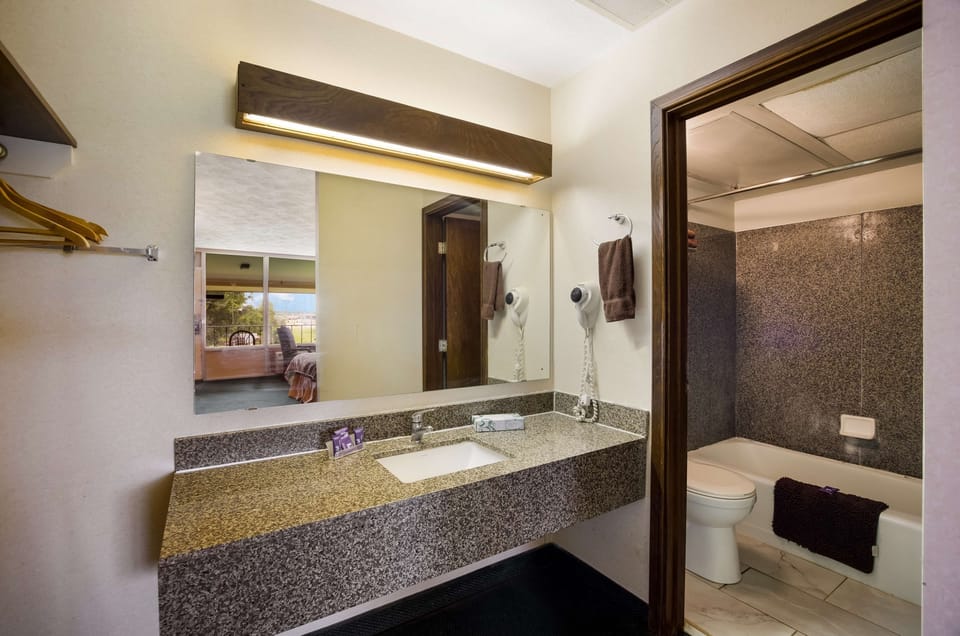 Travelodge by Wyndham Oakley Hotel in Kansas