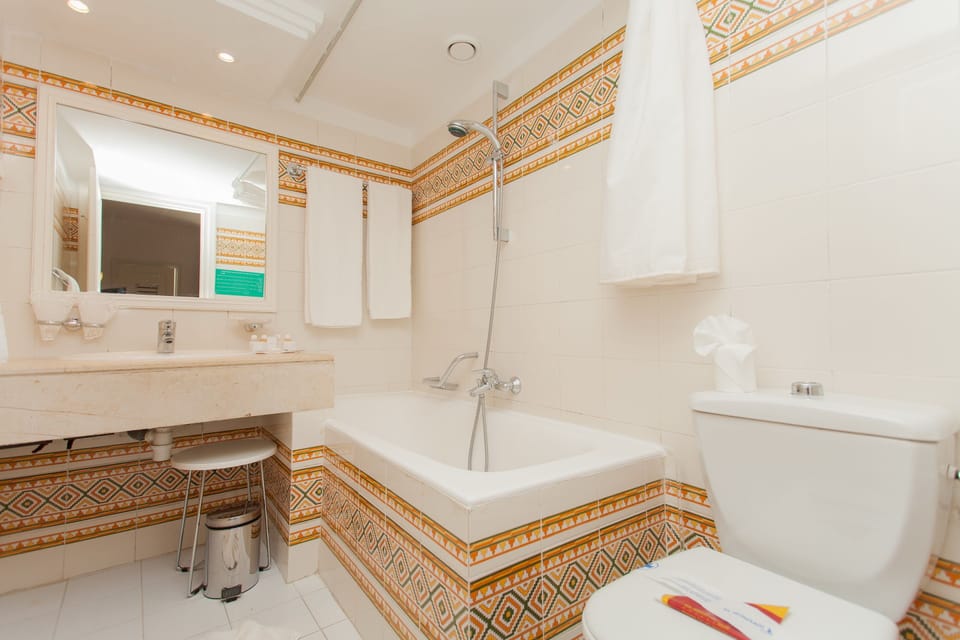Combined shower/tub, jetted tub, bidet, towels