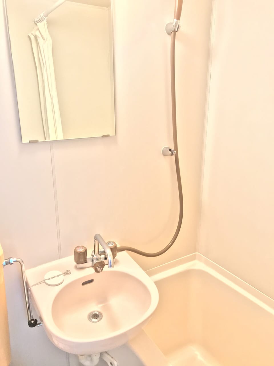 Combined shower/tub, deep soaking tub, free toiletries, hair dryer
