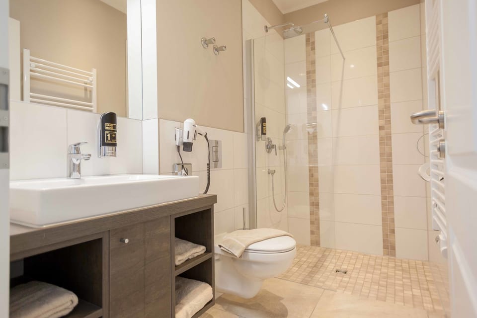 Standard Double Room | Bathroom | Shower, free toiletries, hair dryer, towels