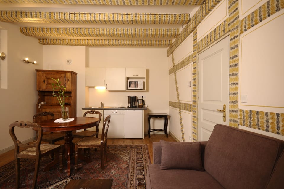 Comfort Suite | Living area | Flat-screen TV