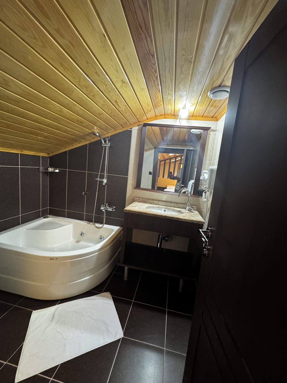 Economy Studio Suite | Bathroom | Shower, hair dryer, slippers, heated floors