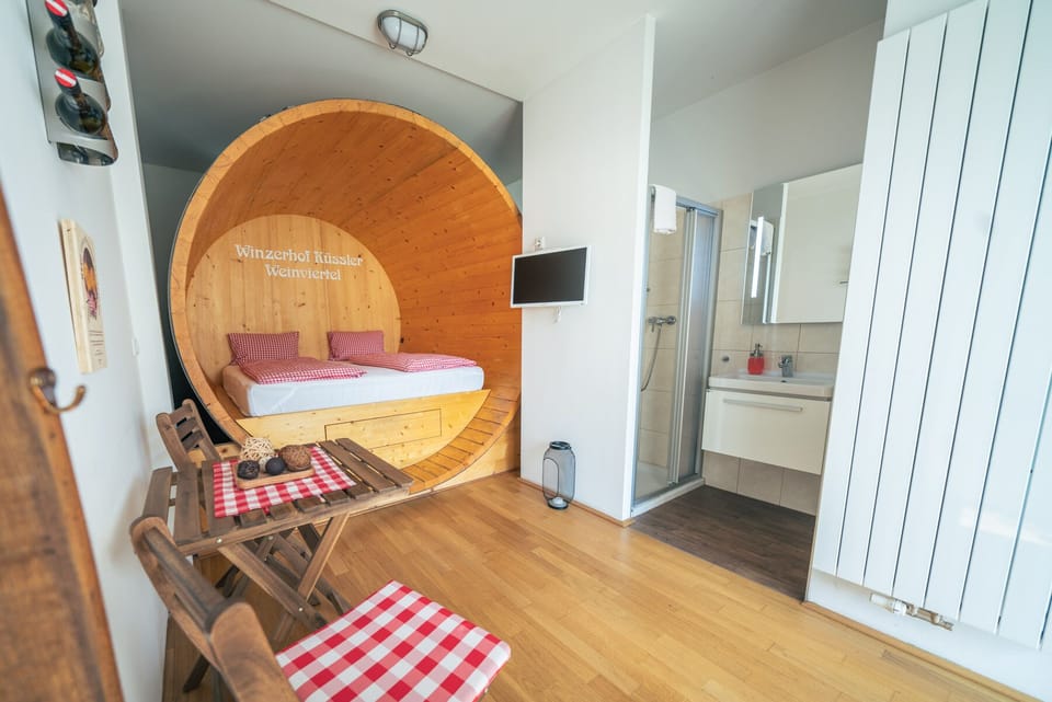 Romantic Suite, Vineyard View | Premium bedding, minibar, desk, soundproofing