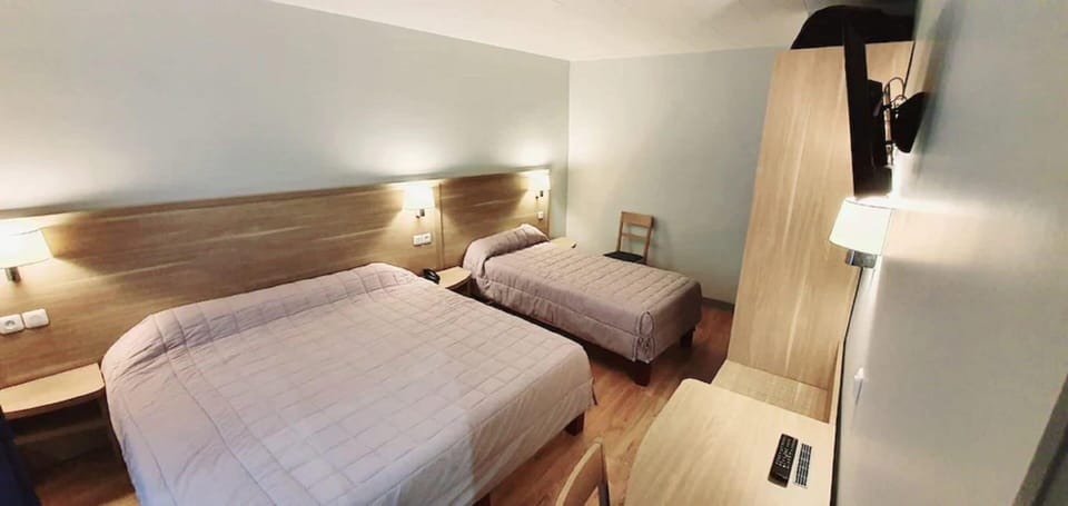 Triple Room | Minibar, desk, free cribs/infant beds, free WiFi