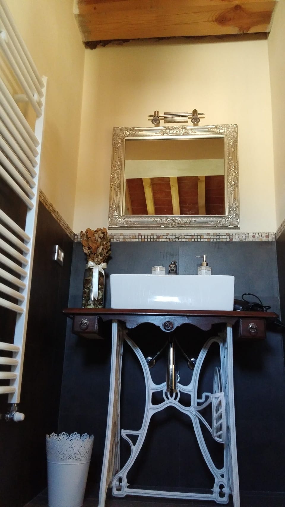 Deluxe Double Room, 1 Bedroom, Refrigerator | Bathroom | Free toiletries, hair dryer, bidet, towels