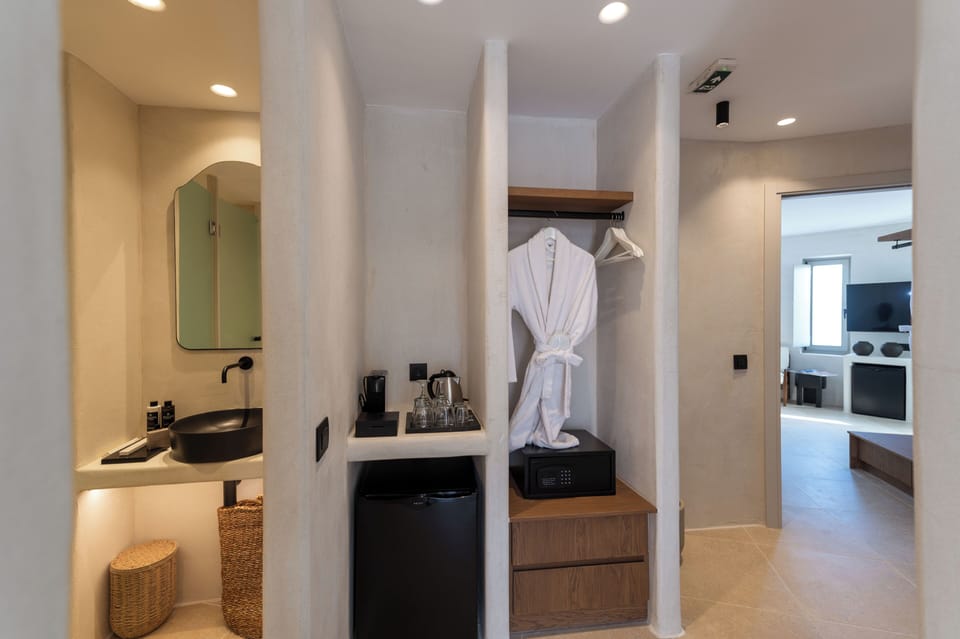 Superior Suite | Bathroom | Shower, designer toiletries, hair dryer, bathrobes