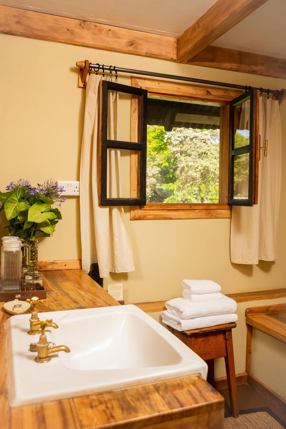 Main House  | Bathroom | Combined shower/tub, free toiletries, towels