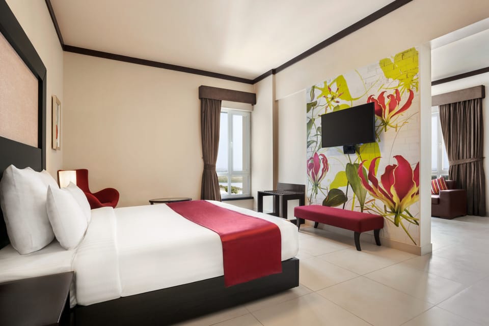 Room, 1 Queen Bed, Non Smoking | Minibar, in-room safe, desk, blackout drapes