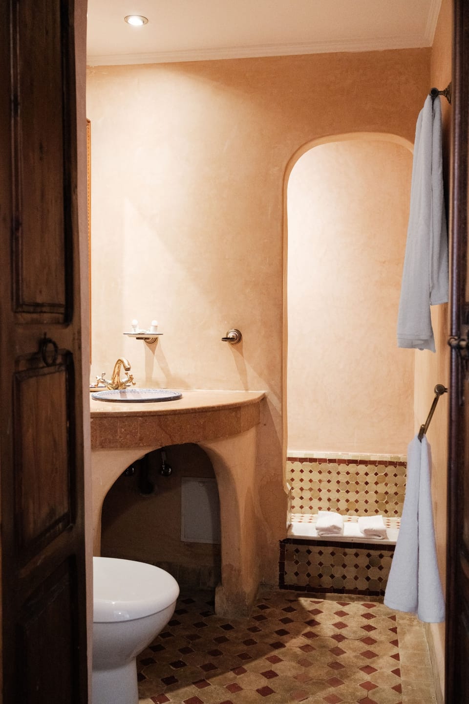 Deluxe Suite | Bathroom | Shower, rainfall showerhead, hair dryer, towels