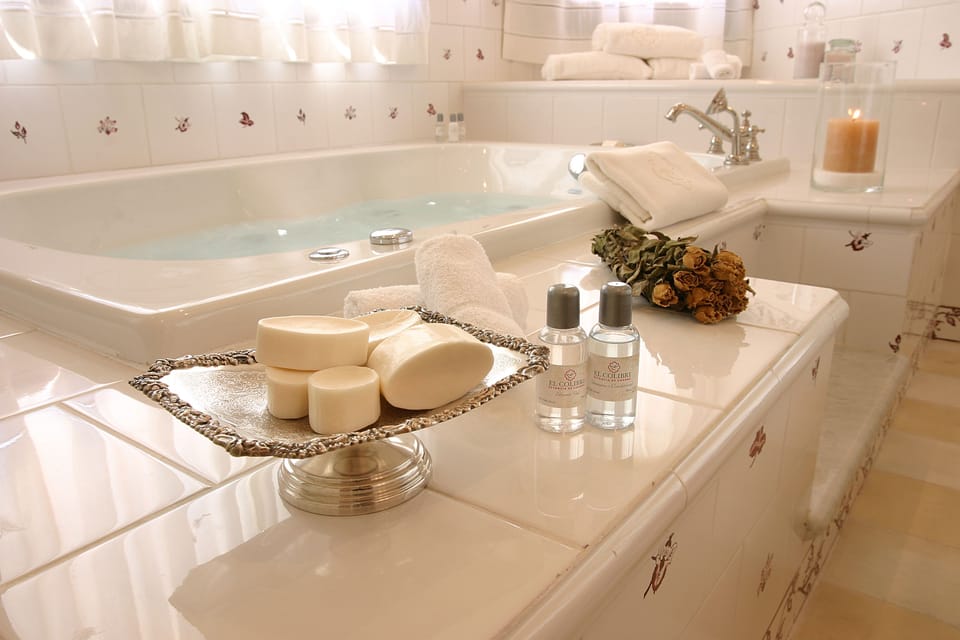 Suite, 1 King Bed with Sofa bed, Private Bathroom (Suite Colibri) | Jetted tub