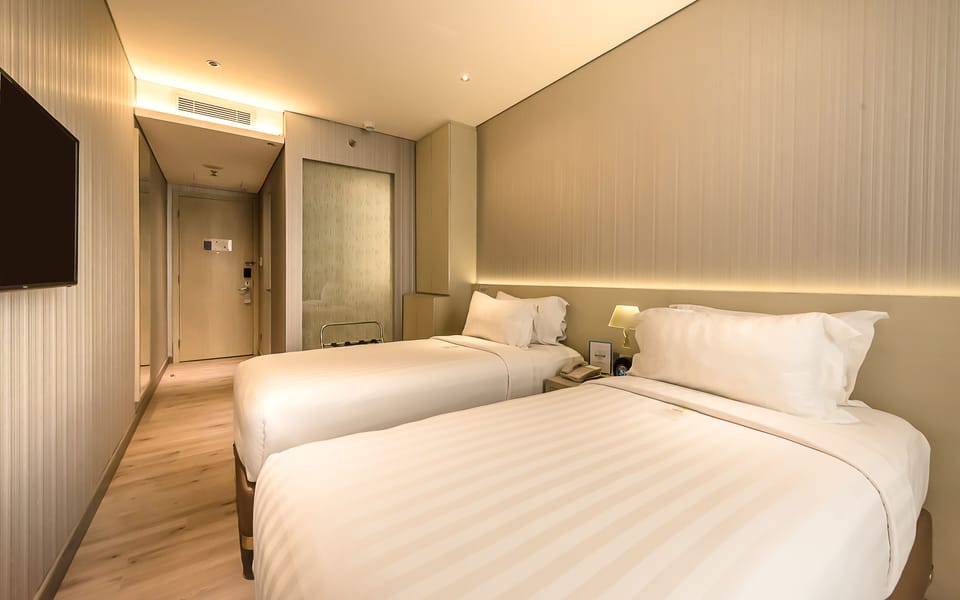 Superior Twin Room | 1 bedroom, premium bedding, in-room safe, desk