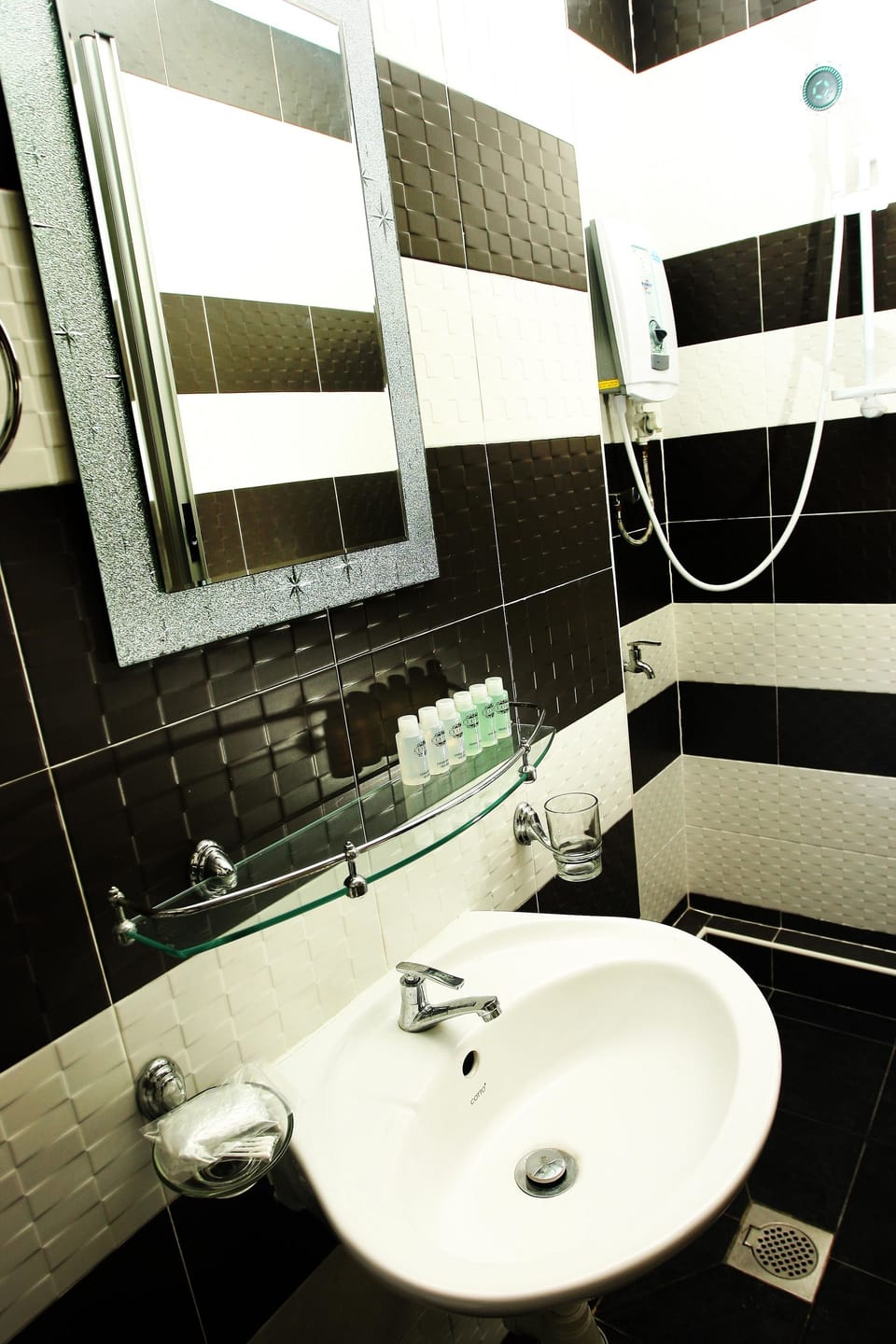Superior Queen Room | Bathroom | Shower, free toiletries, hair dryer, towels