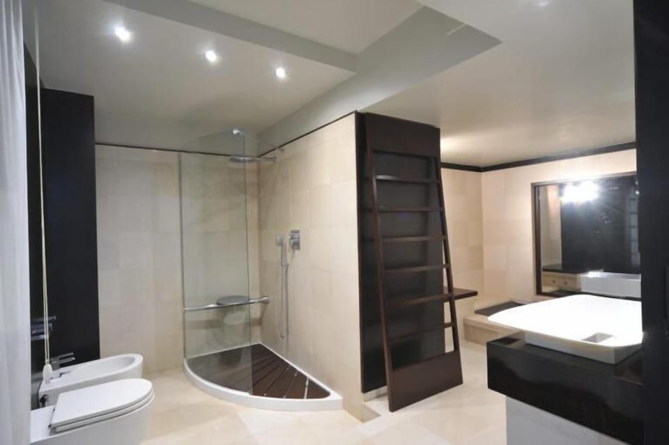 Shower, free toiletries, hair dryer, bidet