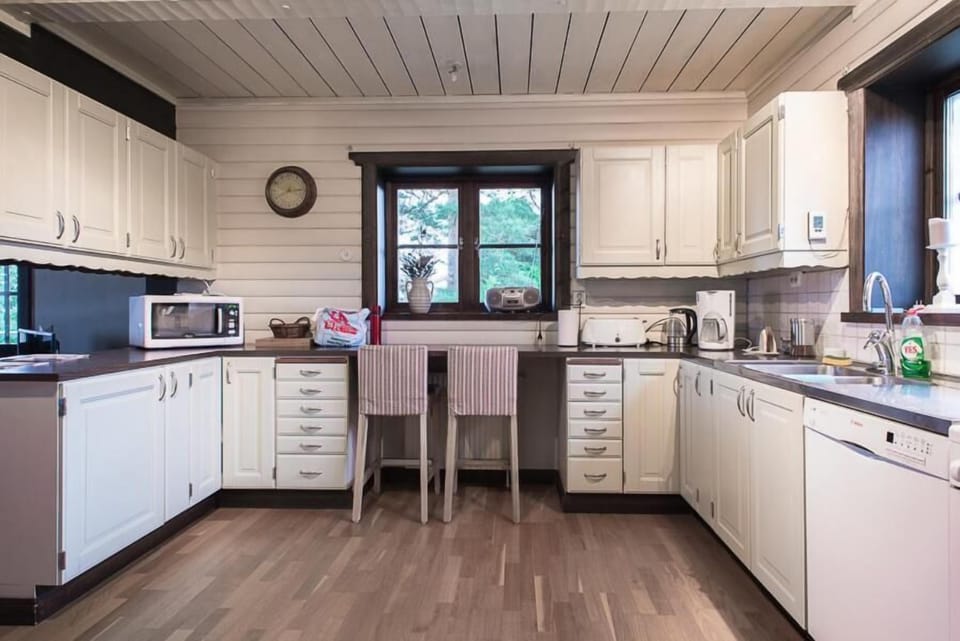 Coffee/tea maker, full-size fridge, microwave, oven