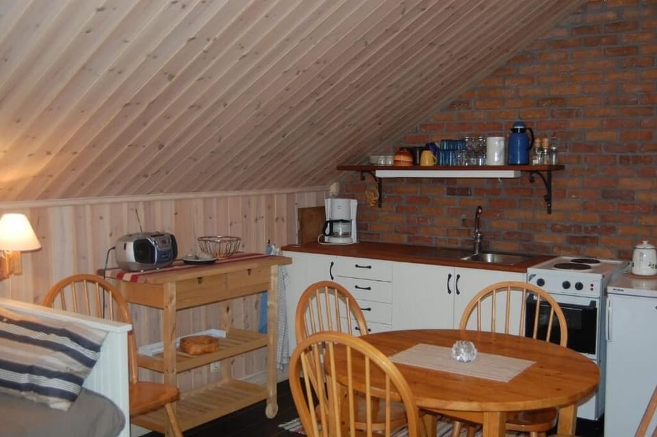 Coffee/tea maker, full-size fridge, microwave, oven