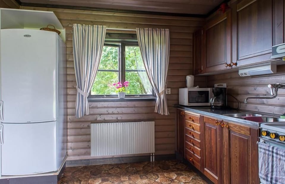 Coffee/tea maker, full-size fridge, microwave, oven