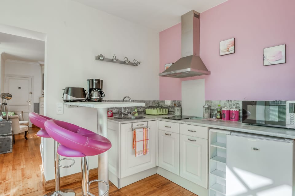 Deluxe Double Room, 1 Queen Bed, Non Smoking, Garden View | Private kitchen | Shared fridge, microwave, coffee/tea maker, electric kettle