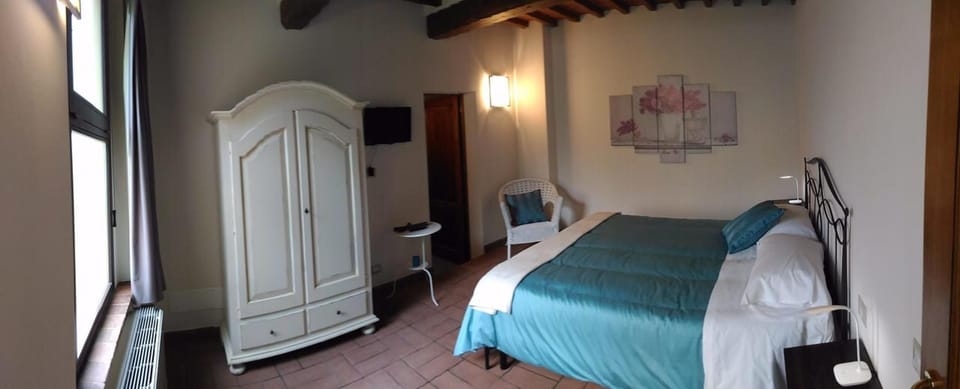 Minibar, soundproofing, WiFi (free), bed sheets
