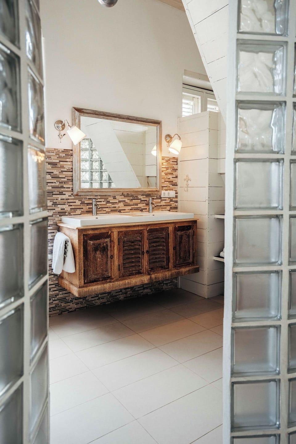 Deluxe Suite, 1 King Bed, Non Smoking | Bathroom | Shower, free toiletries, hair dryer, bathrobes
