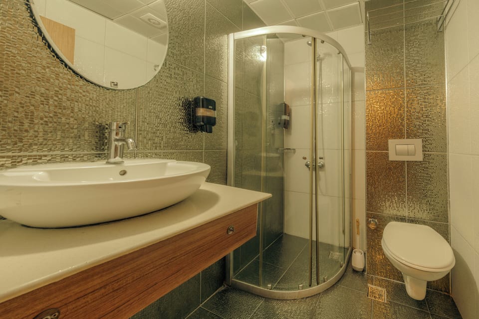 Standard Room | Bathroom | Shower, free toiletries, hair dryer, slippers