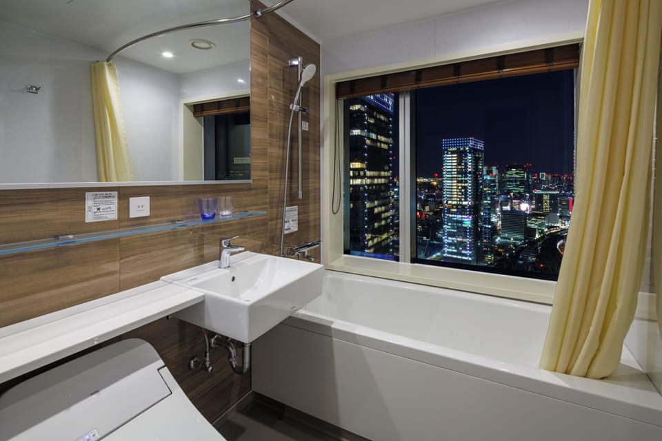 -UTSUROI- (Renovated) 1 Queen Train view 20sqm Non Smoking | Bathroom | Combined shower/tub, eco-friendly toiletries, hair dryer, slippers