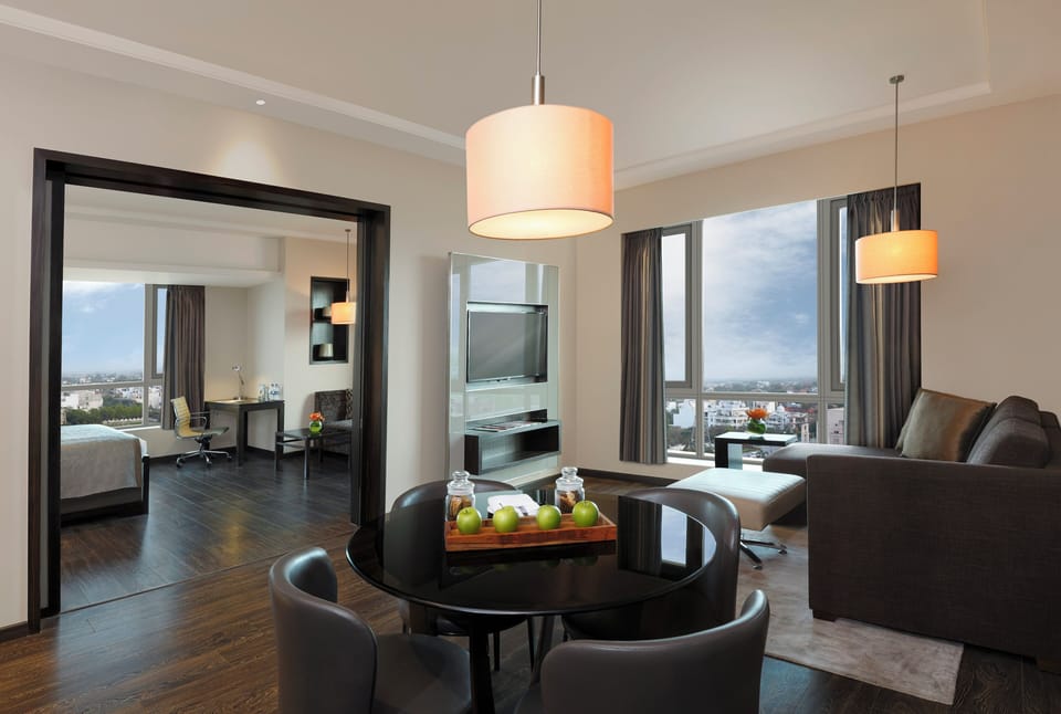 Deluxe Suite (Premium Lounge Access and Spa) | Minibar, in-room safe, desk, soundproofing