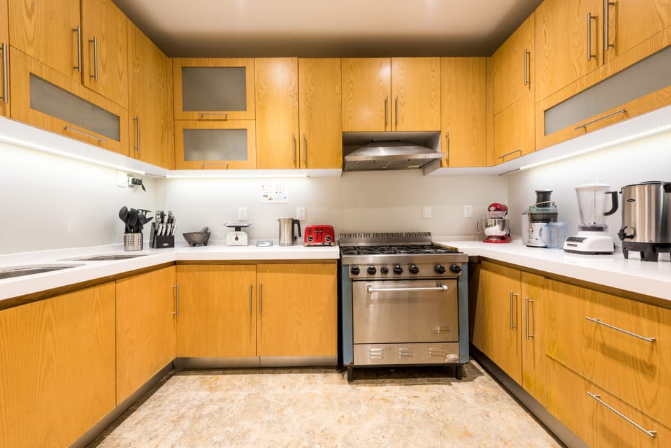 Full-size fridge, microwave, oven, dishwasher