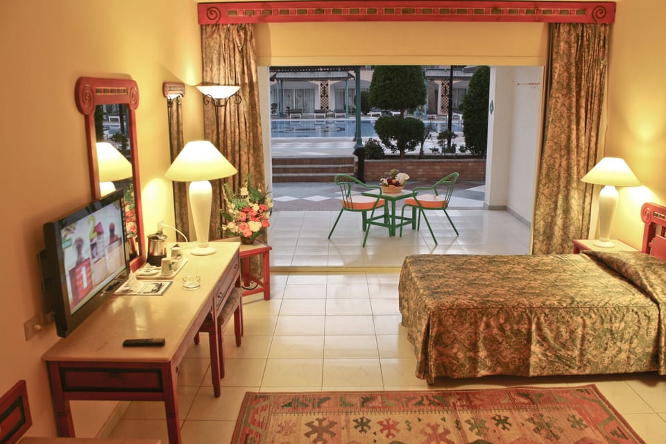 Standard Room, Pool View | Minibar, in-room safe, WiFi