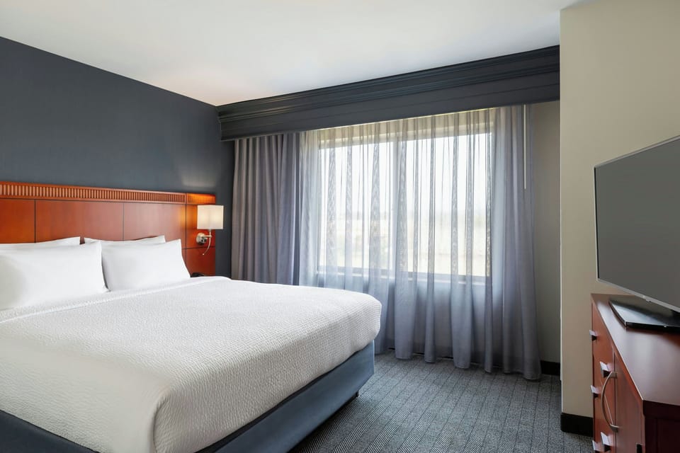Premium bedding, in-room safe, desk, laptop workspace