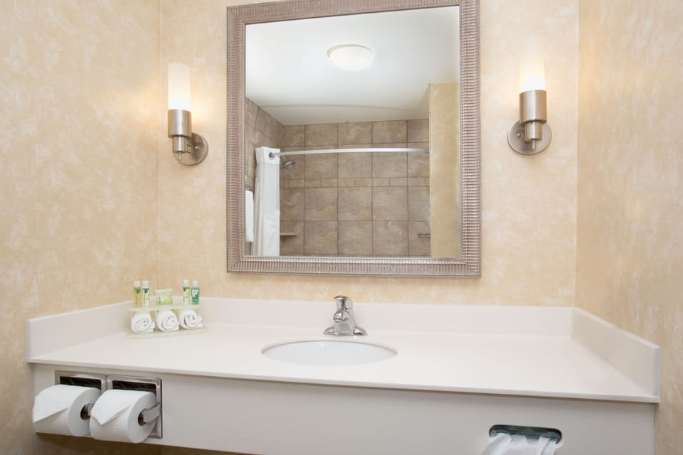 Combined shower/tub, hair dryer, towels, soap