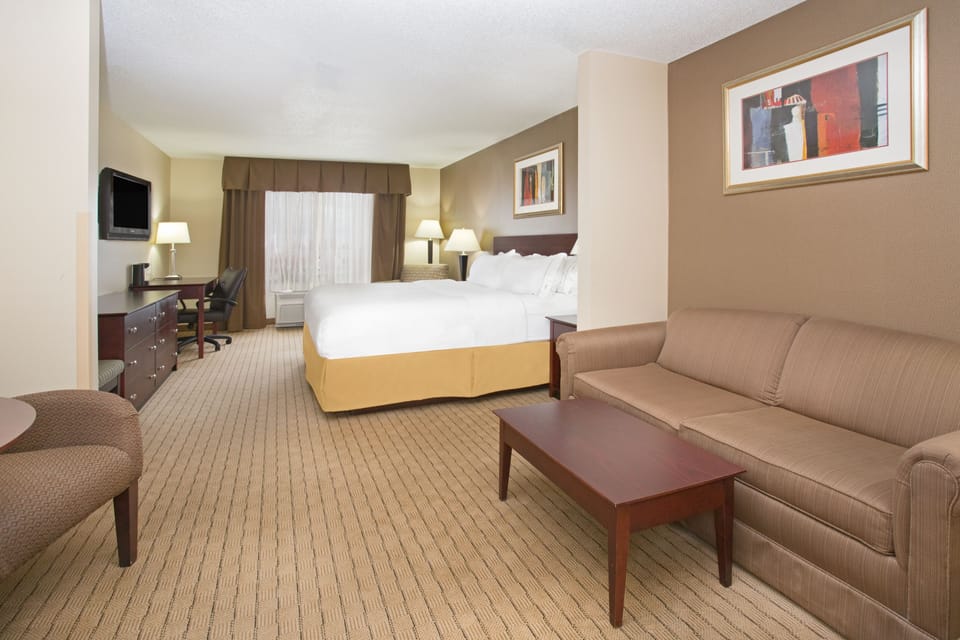 Suite, 1 King Bed | Desk, laptop workspace, blackout drapes, iron/ironing board