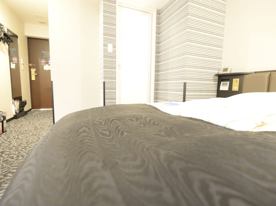 Desk, soundproofing, free WiFi, bed sheets