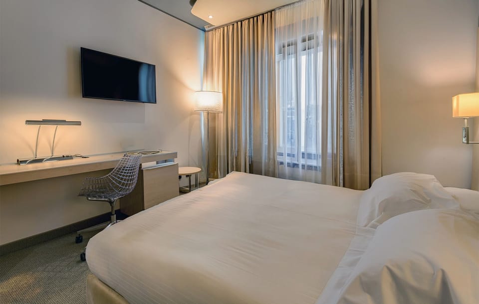 Hypo-allergenic bedding, down comforters, minibar, in-room safe