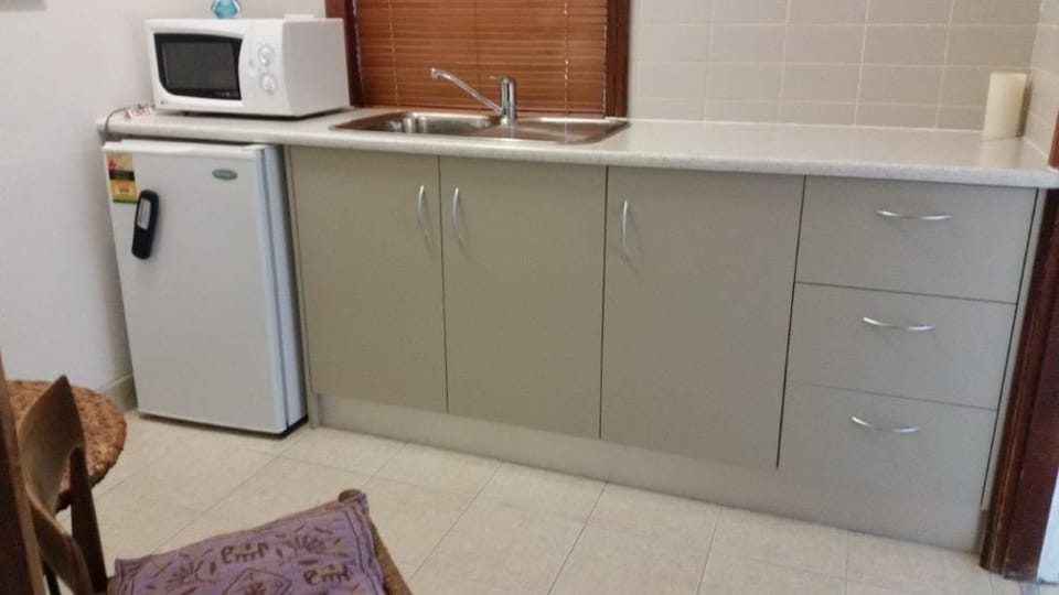 Miners Suite Queen | Private kitchenette | Coffee/tea maker, fridge, microwave, electric kettle