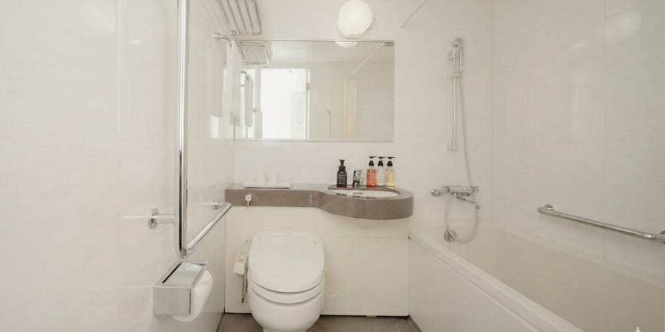 Double Room, 1 Queen Bed, Non Smoking | Bathroom | Combined shower/tub, free toiletries, hair dryer, slippers