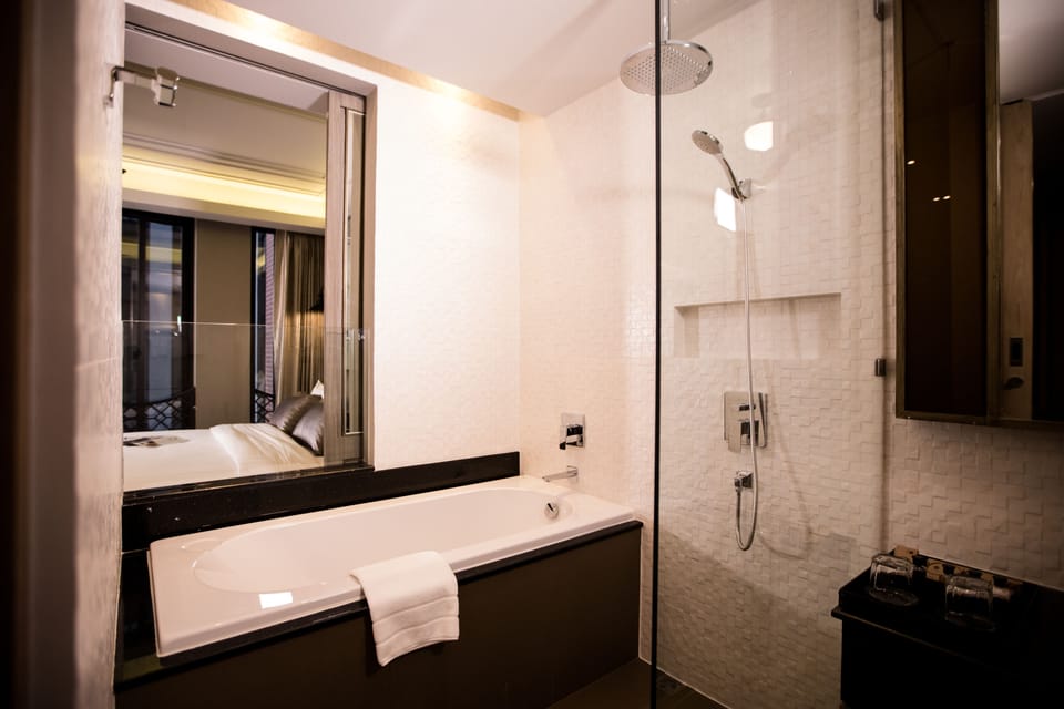 Deluxe Room with Pool View | Minibar, in-room safe, desk, free cribs/infant beds