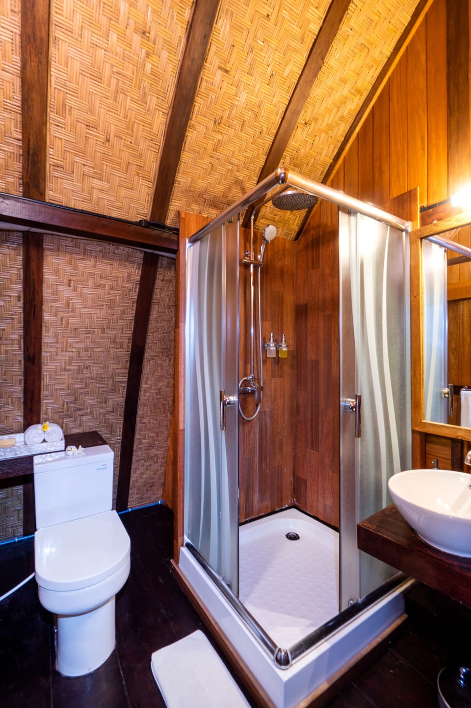 Shower, rainfall showerhead, free toiletries, hair dryer