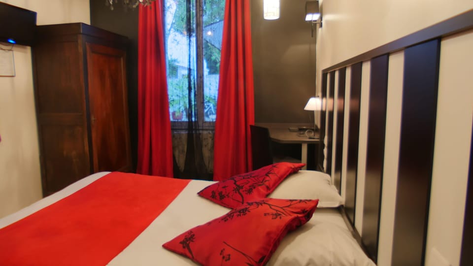 Comfort Room | Blackout drapes, soundproofing, iron/ironing board, free WiFi