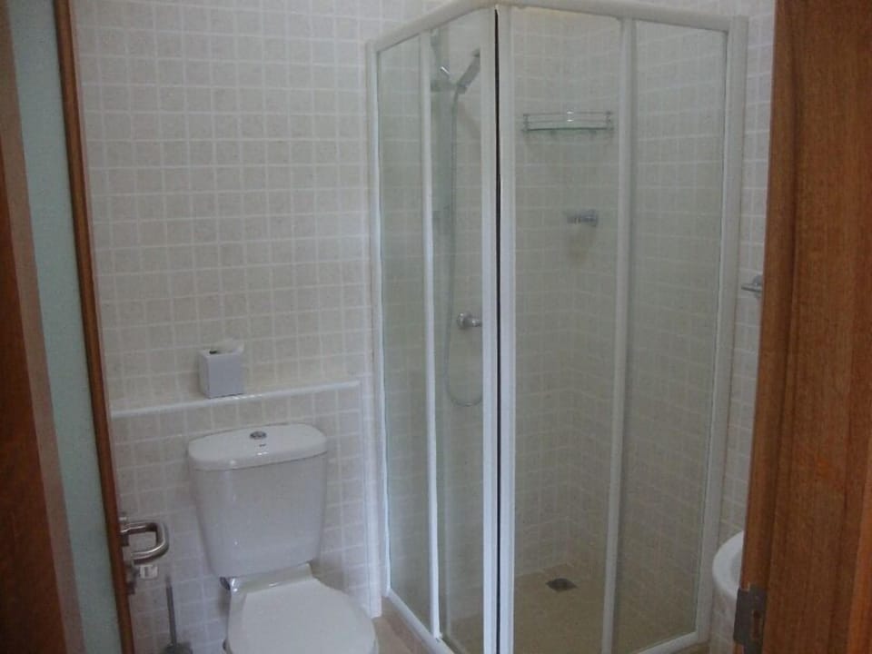 Shower, free toiletries, towels