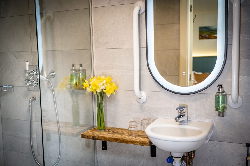 Family Room | Bathroom | Shower, towels