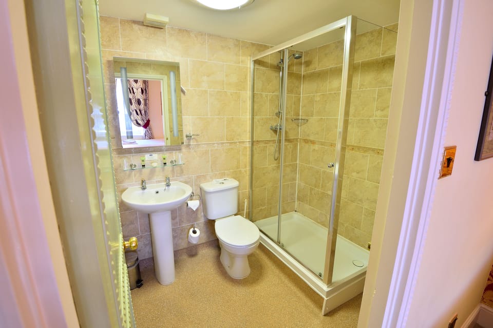 Twin Room | Bathroom | Combined shower/tub, free toiletries, hair dryer, towels