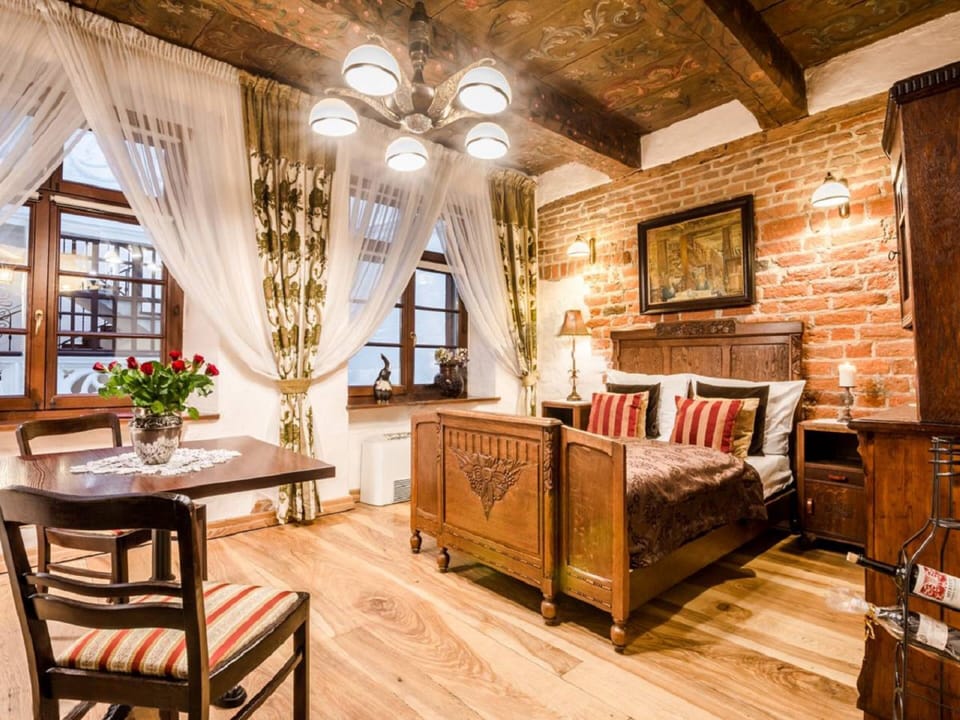 Studio Suite (Patio view) | Living room | Flat-screen TV