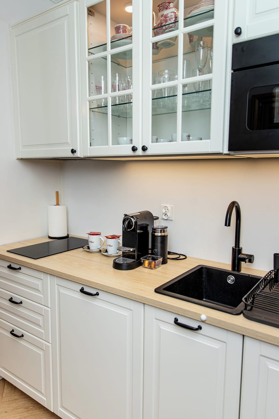 Classic Studio Suite | Private kitchen | Coffee/tea maker, electric kettle