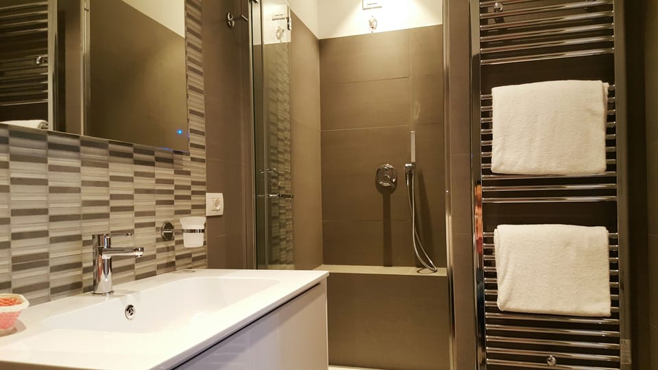 Deluxe Double Room (Via Condotti) | Bathroom | Shower, free toiletries, hair dryer, bidet